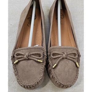 Revel Girls Darcy Moccasin Flats Taupe Faux Suede Loafers Bow Detail Size 4